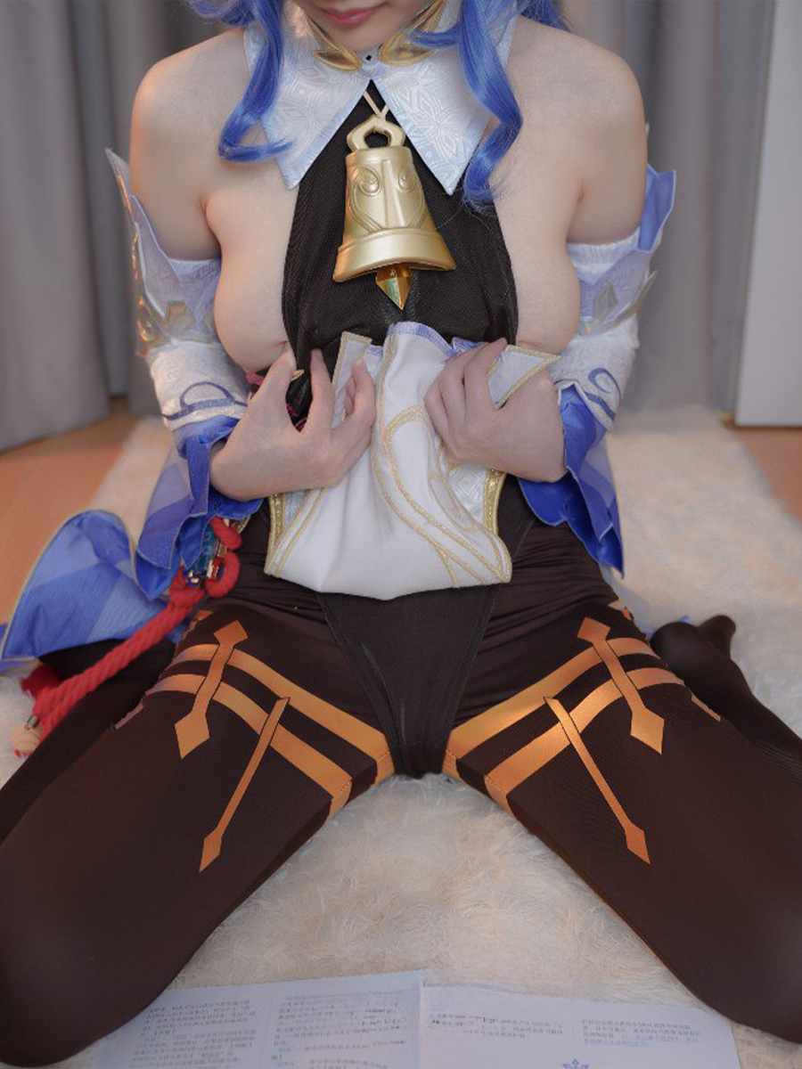 沙发卡住的娇嫩coser萝莉被狠狠后入 ，被东西卡住也算是经典剧情了